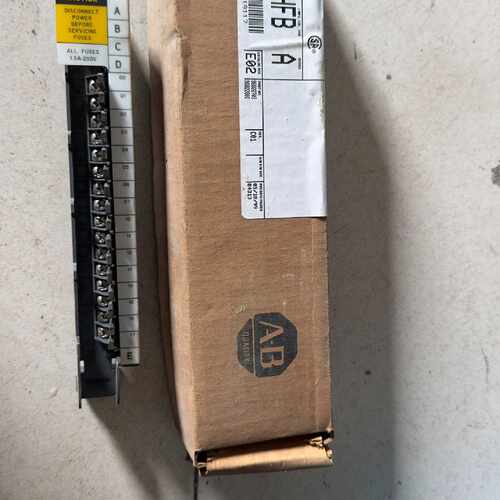 AB罗克韦尔连接器。1771-WHFB 议价，有一个没包装，