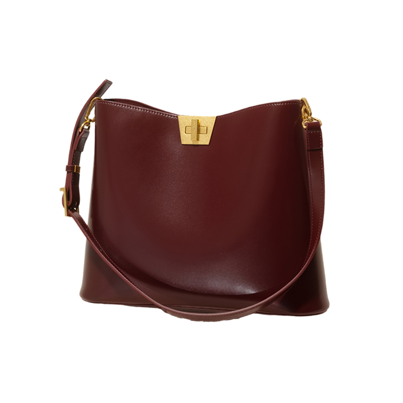 GXFMOD高级感牛皮腋下水桶包2025早秋新款复古女包单肩斜挎通勤包