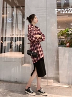 Красная рубашка, черная юбка