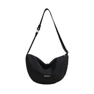 新款女包休闲单肩斜挎包防水尼龙饺子包布包大容量通勤旅游逛街包