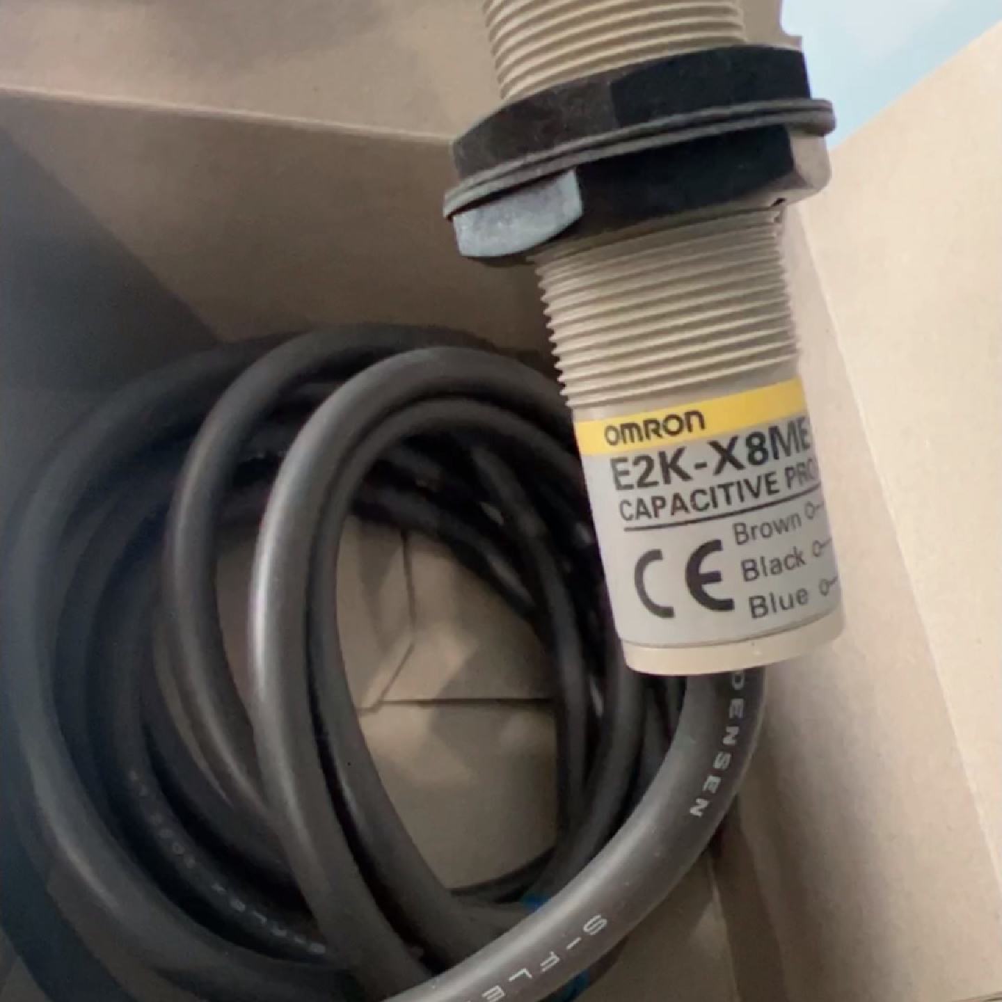 议价欧姆龙E2K-X8ME1电容式接近开关,12-24V DC电