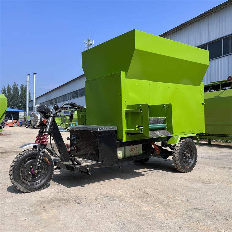 养殖场2方电动撒料车自动式运送饲草料喂料车小型牛场饲料投料机