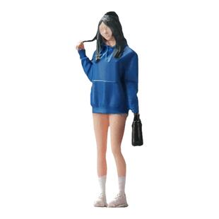 1:64 蓝色卫衣潮流女孩弄头发微缩人偶模型场景沙盘小人手办摆件