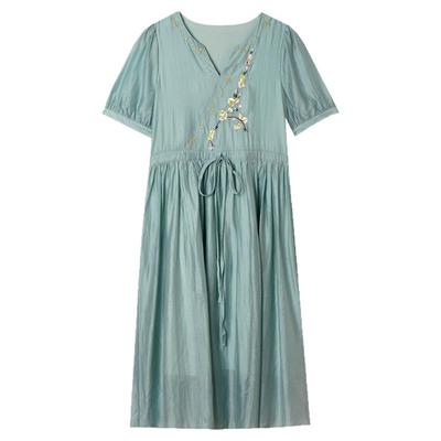 绣花图案中长裙连衣裙