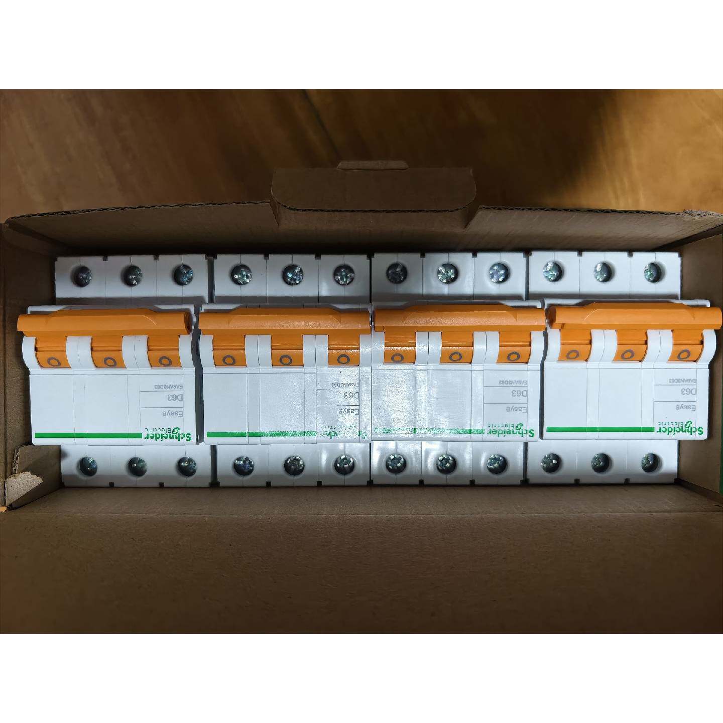 可维修议价  Easy9系列断路器3PD63型号原装正品全新未用4个