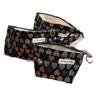 2025新款高奢黑色爱心便携式化妆包女大容量高级感旅行外出收纳包