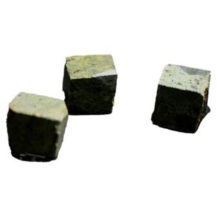 新疆五彩湾硅碳晶绿角砾绿天宝玉石能量石切块泡茶煮饭石泡酒方块