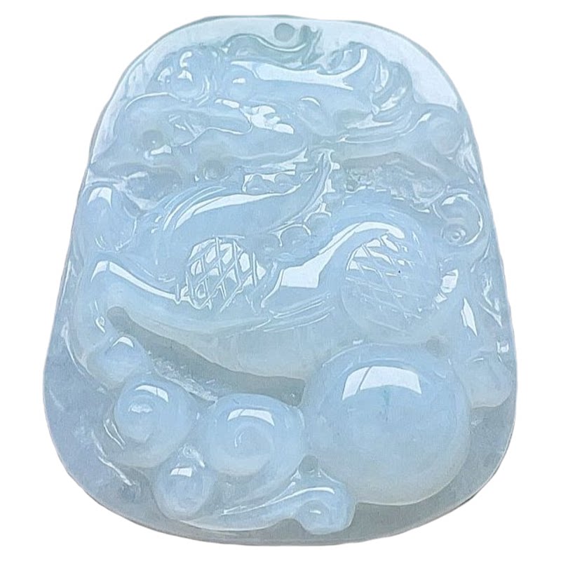 天然翡翠麒麟吊坠乳白淡绿底飘绿