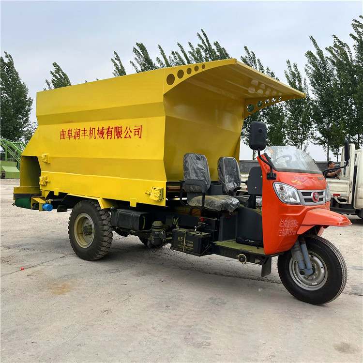 五立方柴油25马力拉草车全自动养殖棚双侧撒料车省人工牛场喂料机