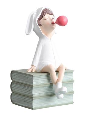 样板间女孩房床头柜组合摆件