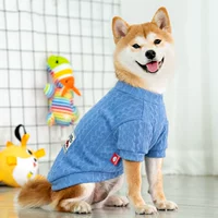 Синий трикотажный свитер