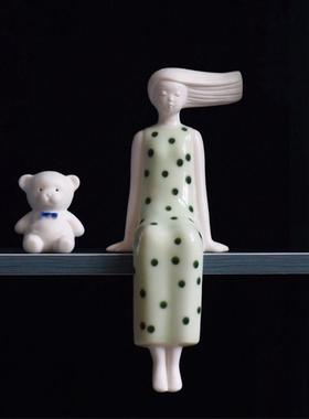 陶瓷女孩摆件客厅家居桌面装饰品摆设人物雕塑艺术坐姿电视柜小