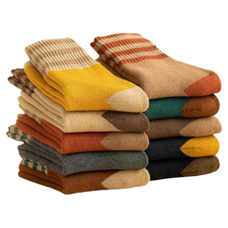 穿上就感觉脚底发热，超舒适！加绒雪地袜，搭配衣服很好看