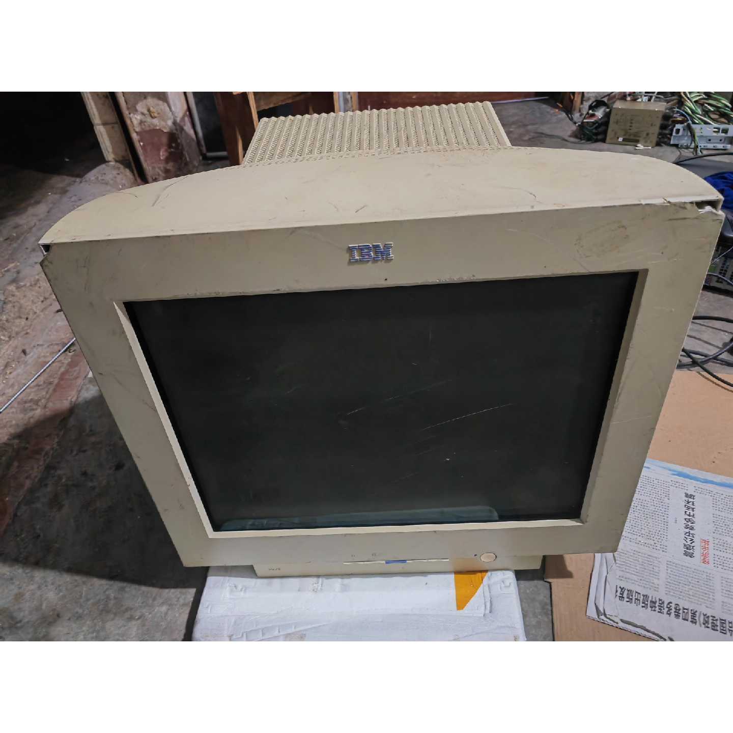 议价-IBM CRT显示器 IBM P275 CRT显示器 通电