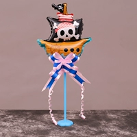 Мини -пиратский корабль плавает