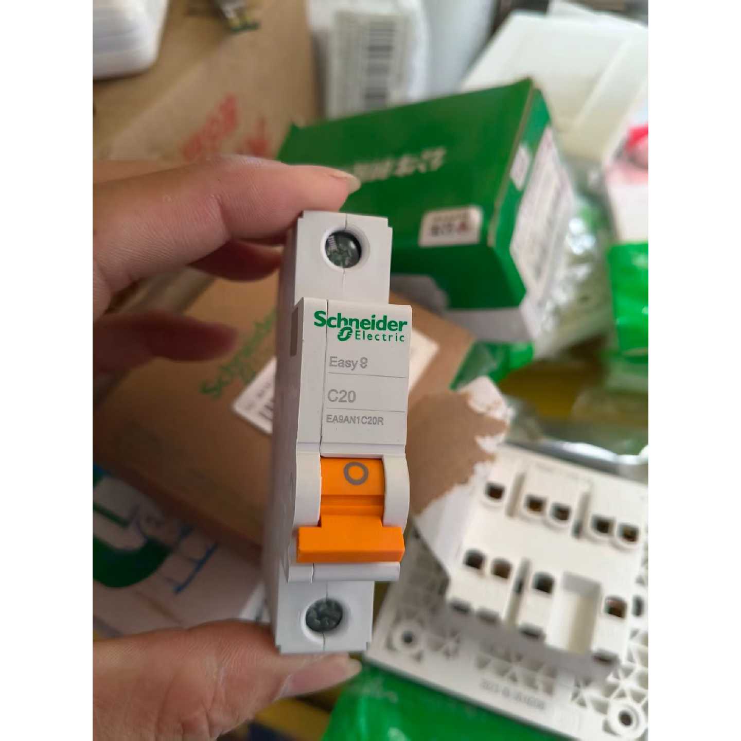 下单前咨询施耐德Easy9系列小型断路器，1P C20A，原包装箱都在