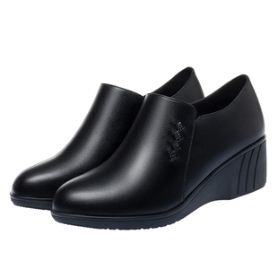 妈妈鞋子软底女鞋不累脚休闲鞋真皮单鞋跟跟中年女鞋春秋中跟皮鞋