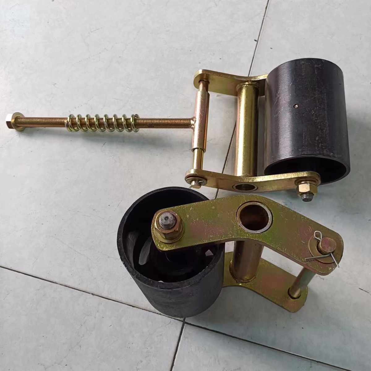 玉米收割机皮带压带轮涨紧轮收割机秸秆还田机旋耕机C型带涨紧轮