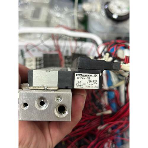 在线议价派克黑田电磁阀PCS242-NB-D24**性能完好！拆机实