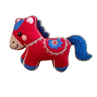 本命年可爱布艺小马胸针女款2026新款冬毛衣配饰胸花新年儿童饰品