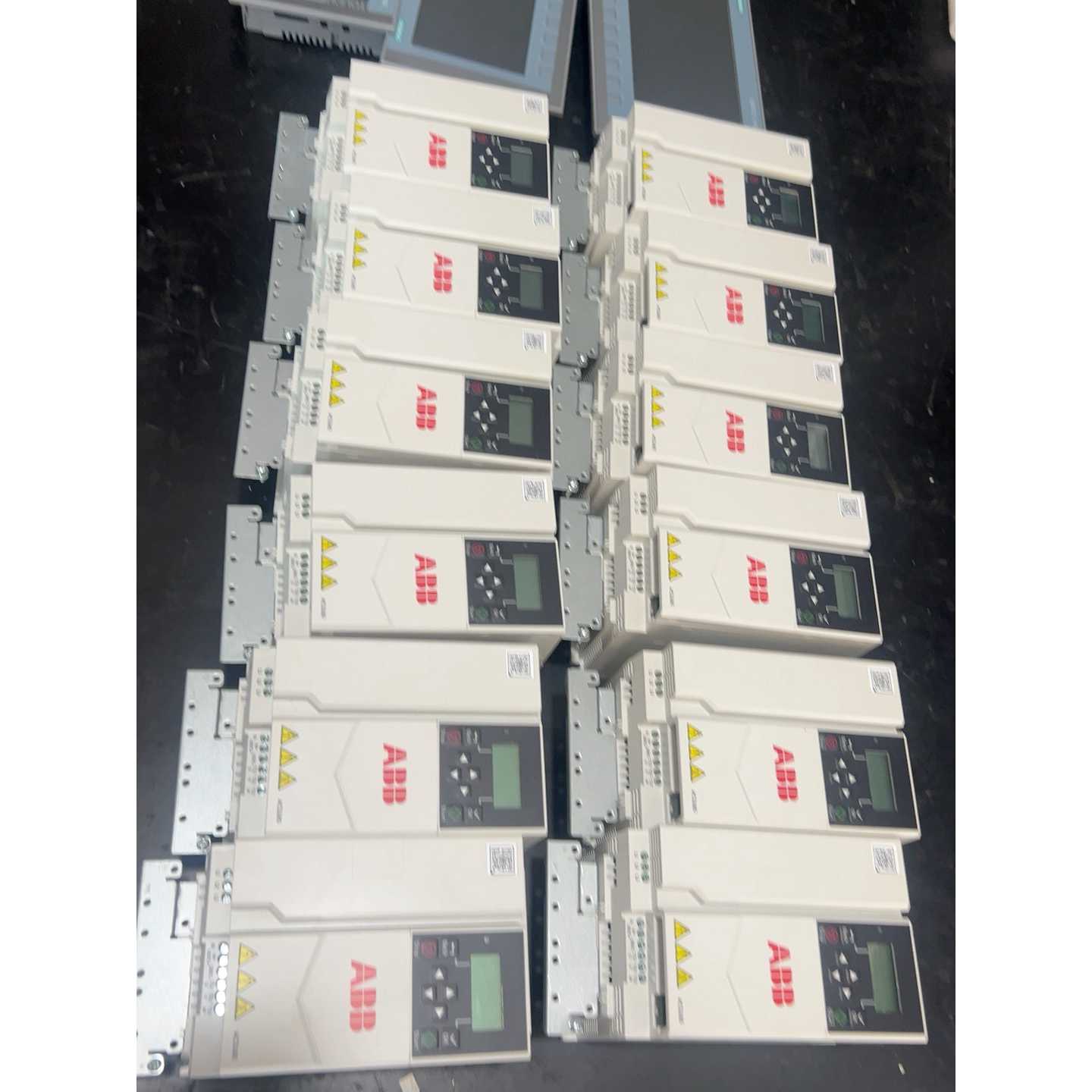 议价ABB变频器ACS180-04N-12A6-4 12台