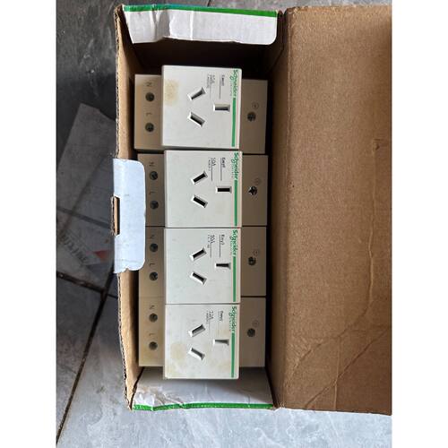 询价下单全新施耐德Easy9导轨插座，型号EA9X310，三孔10A