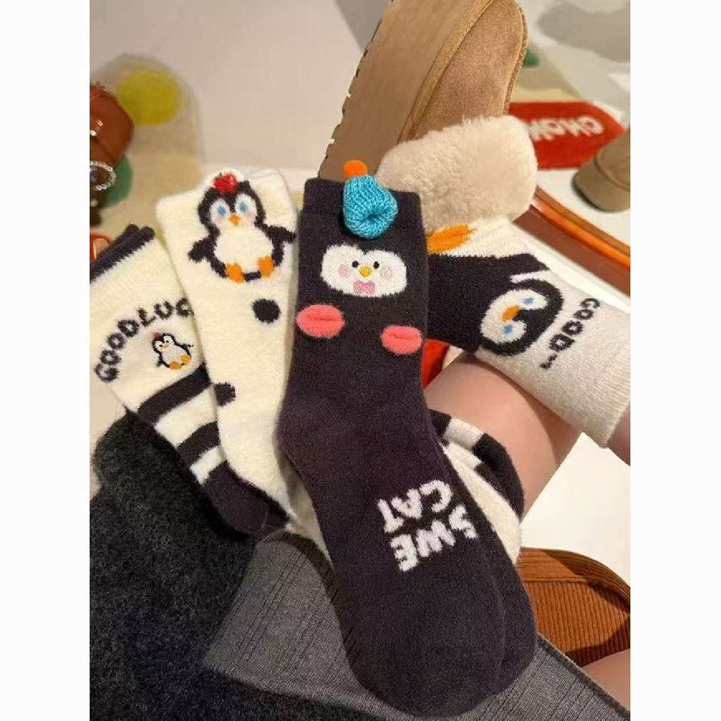 软软糯糯少女饰品袜子加厚居家毛绒地板袜秋冬卡通企鹅保暖袜子女