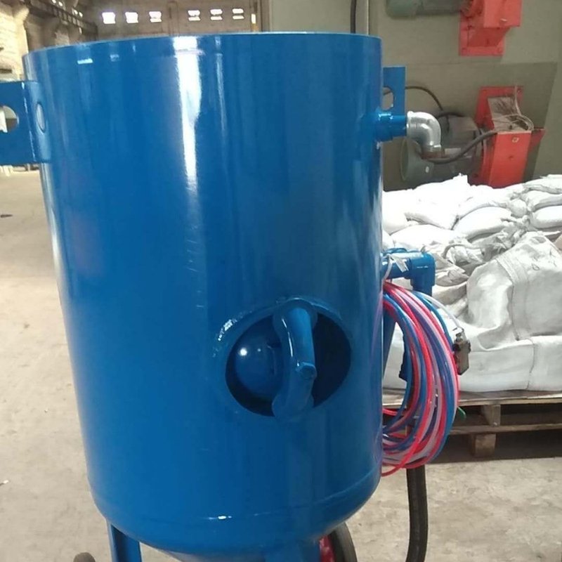 五金制品处理喷砂机手动喷砂机移动加压式打砂机喷砂罐抛丸清理机