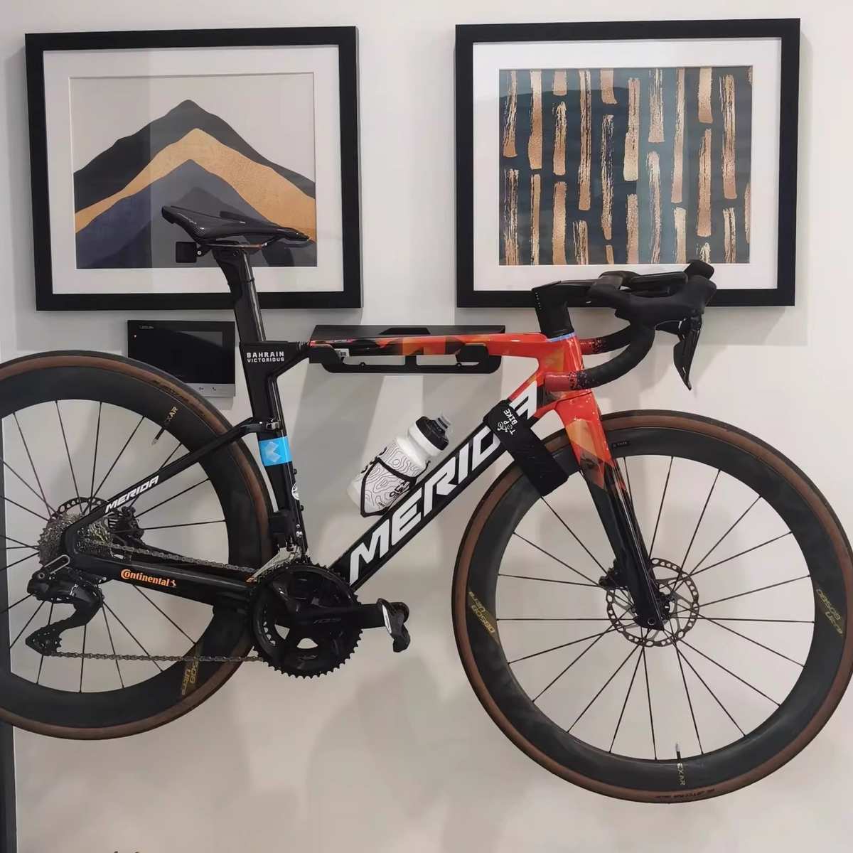 公路自行车上墙壁挂架公路车停车挂架洞洞板自行车挂架墙面展示架