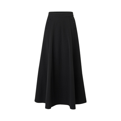 烫钻A字廓形，裙身烫钻点缀