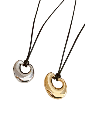 极简风金属椭圆吊坠项链女黑绳长款毛衣链小众高级感秋冬新款