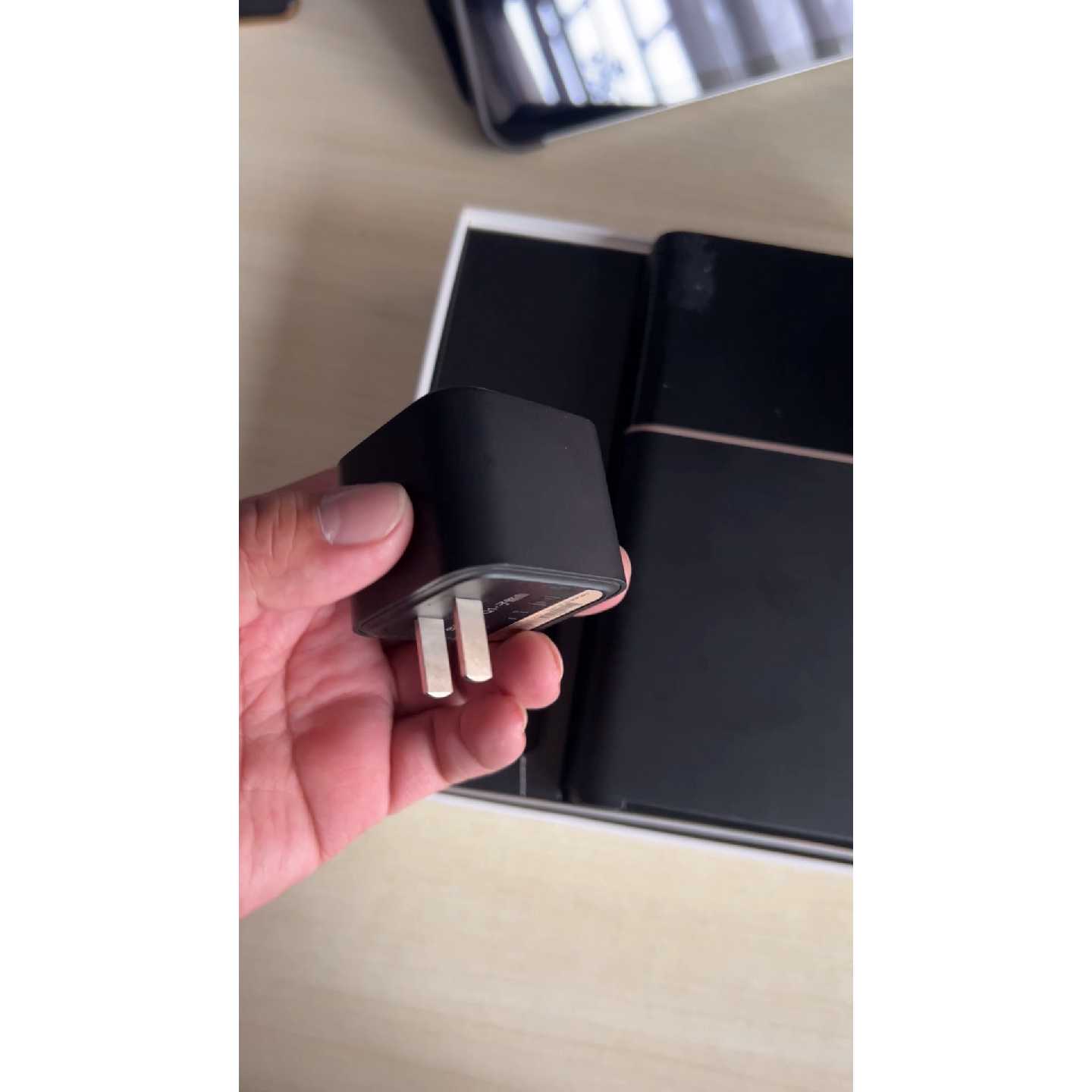 华为路由器Q1 子母路由器。个人闲置仅此一套，没使用多久闲置