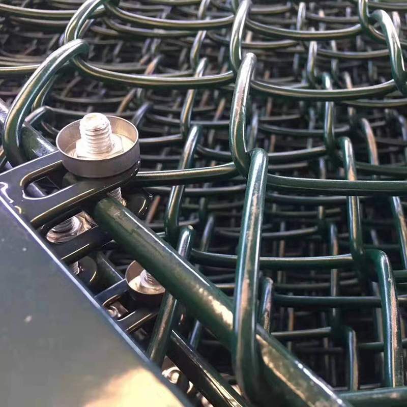 旭邦厂家现货包塑隔离围栏安装铁丝防护体育场学校勾花网定制球场