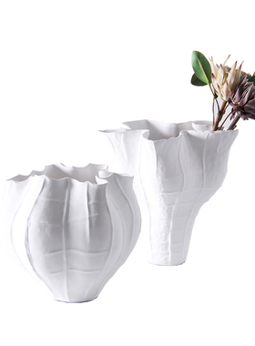 荷叶边陶瓷样板房间砖红色花瓶