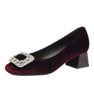 达芙妮红色绒面单鞋女2025新款气质配秀禾婚鞋水钻方扣粗跟浅口鞋