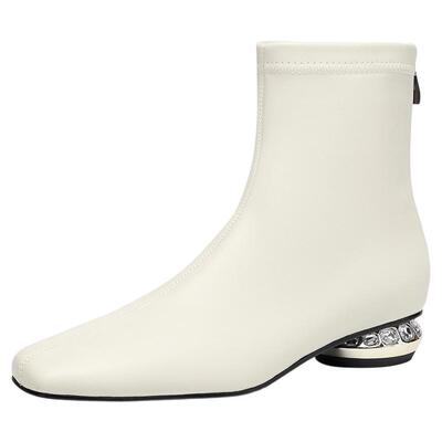 白色短靴，解锁秋冬甜酷新风尚