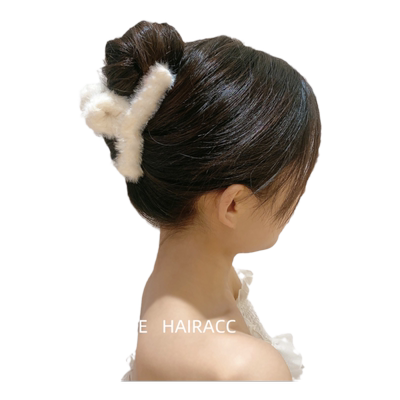 白色毛绒抓夹后脑勺盘发头饰