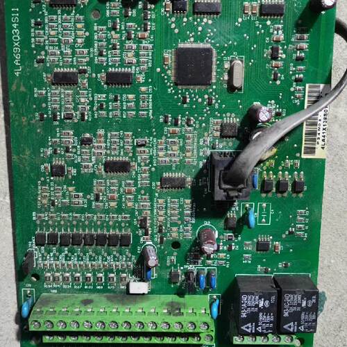 议价4LA69X034S11东变频器主板 实物拍摄成色如图。