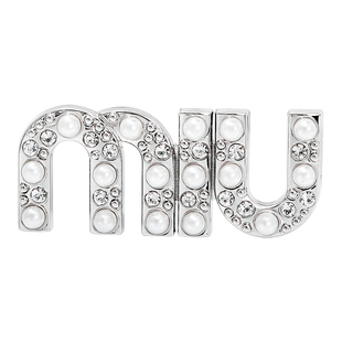 小香风轻奢法式精致镶钻珍珠M字母胸针2025年新款潮miu别针配饰