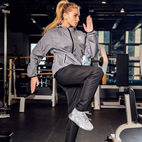 Женская модель серого кардигана