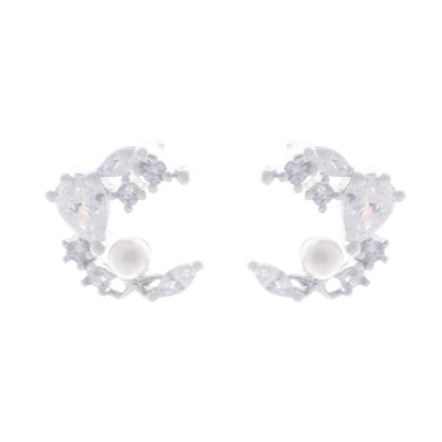 小精致耳环耳夹月亮戴在耳朵上