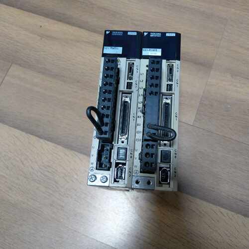 安川伺服驱动器200W/100W各打包出