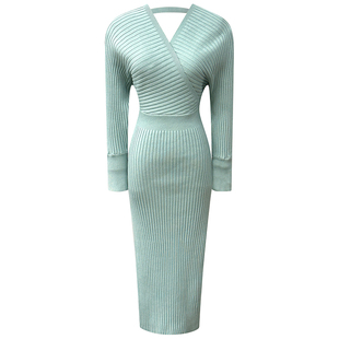 法式粉色针织修身连衣裙女冬季新款气质女装V领中长款内搭包臀裙