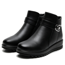 冬季妈妈棉鞋加绒防滑软底短靴