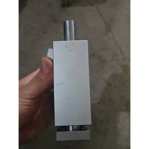 （议价）亚德客三轴气缸型号TCM25x60S成色如图所示