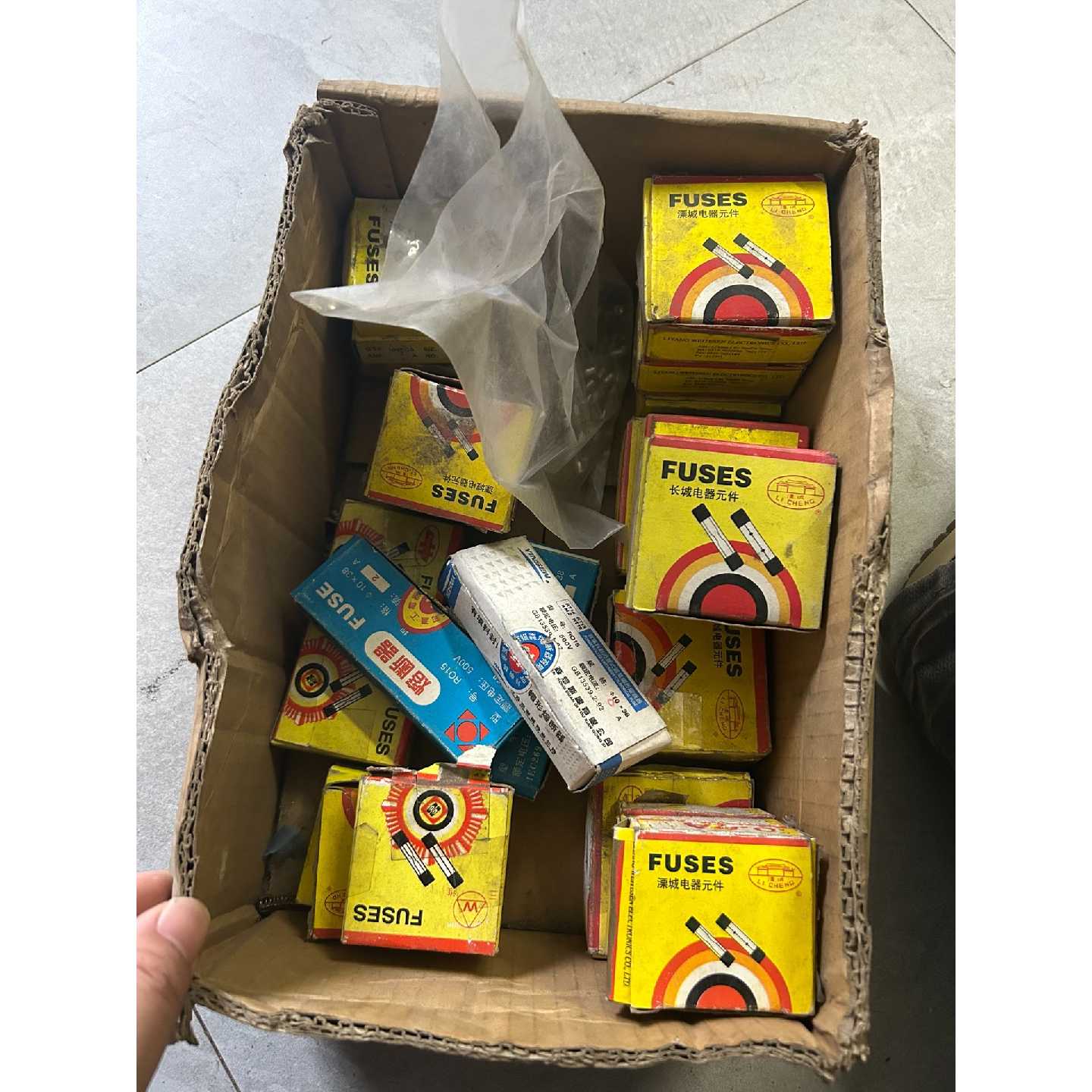 【请询价】闲置熔丝保险丝座25盒有大有小型号自己看图一起打图片