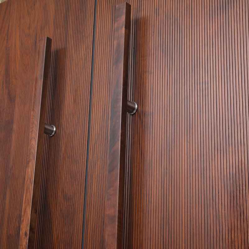 豪华对开别墅大门铸铝门转印木纹搭配描金色精雕滑盖拉手指纹锁