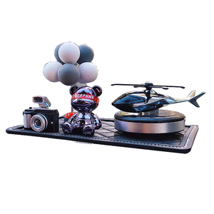 可爱镀金熊车载香水汽车香薰车内除异味持久淡香氛太阳能飞机摆件