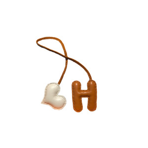 H家挂饰挂件时尚拼色小桃心H字母