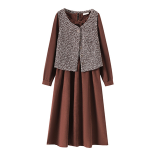 300斤胖莹莹大码女装雅丹风小香木耳边通勤时尚马甲连衣裙套装